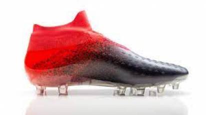 La primera bota de fútbol de una pieza