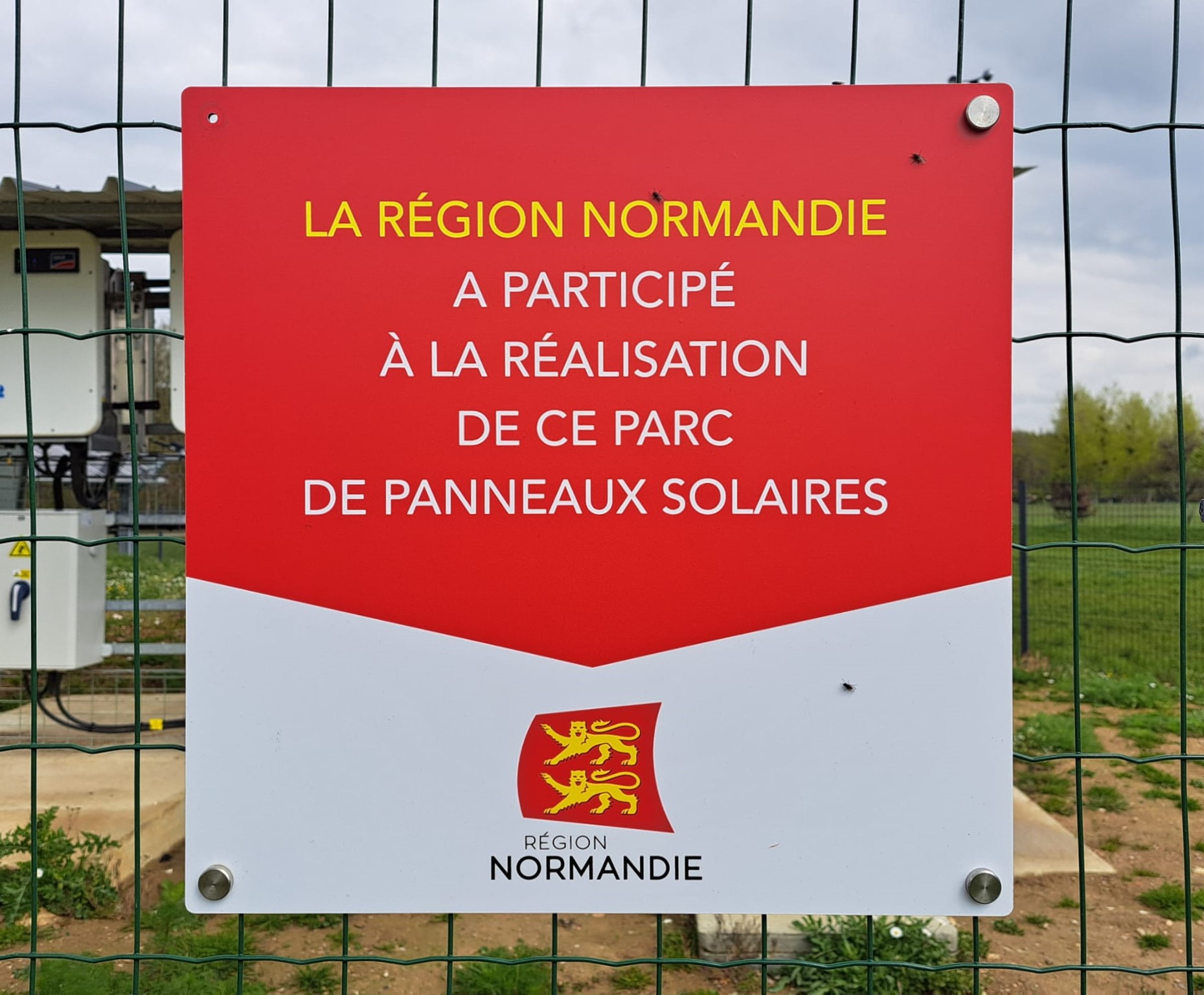 Plakat, das die Tatsache hervorhebt, dass die Region Normandie an der Realisierung dieses Projekts beteiligt war.